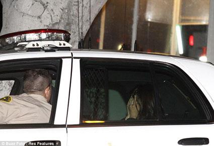 كيم ترمى ببودرة بيضاء ... على السجادة الحمراء